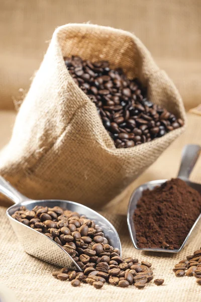 Still life of coffee beans in jute bag — Stock Photo, Image