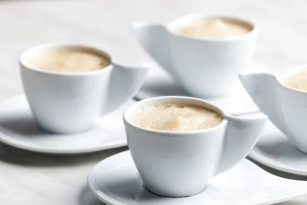 Vier kopjes koffie met melk — Stockfoto