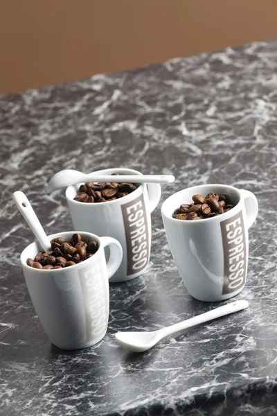 Tasses à café pleines de grains de café — Photo