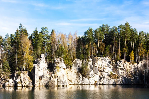 Lago Piskovna, Teplice-Adrspach Rocks, República Checa — Foto de Stock