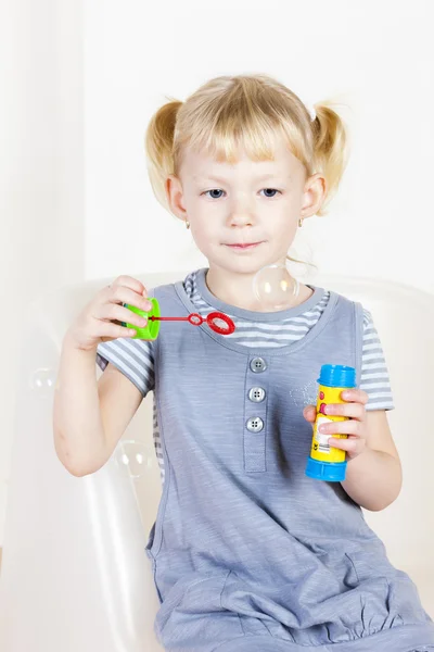 Niña jugando con un fabricante de burbujas —  Fotos de Stock