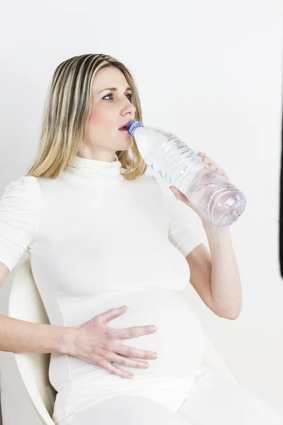 Portrait de femme enceinte avec une bouteille d'eau — Photo