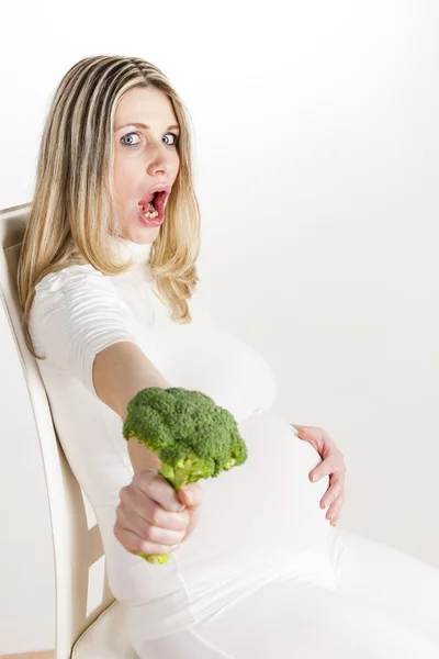 Retrato de mulher grávida segurando brócolis — Fotografia de Stock