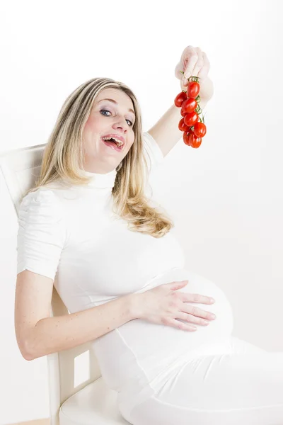 Retrato de mulher grávida segurando tomates — Fotografia de Stock