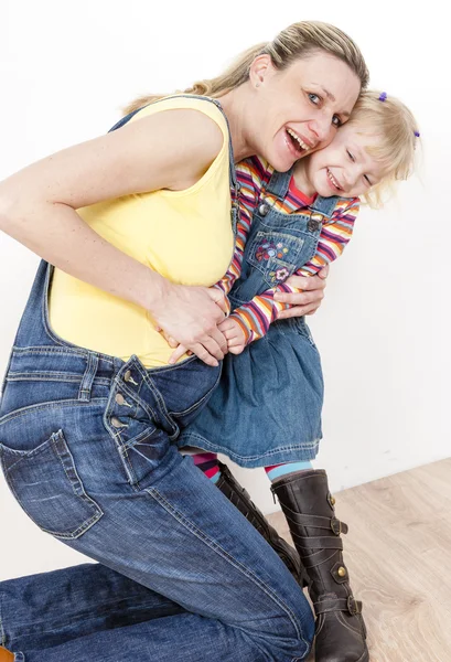 Liten flicka med mamma gravid — Stockfoto