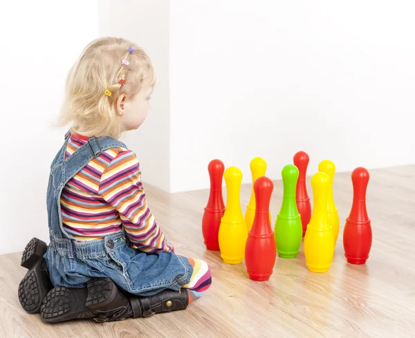 Little girl playing with skittles — Stock Photo, Image