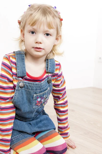 Kleines Mädchen trägt Kleid — Stockfoto