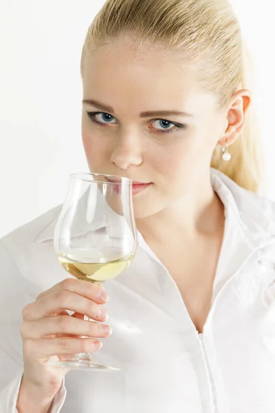 白色葡萄酒品鉴的年轻女人肖像 — 图库照片
