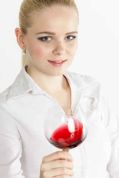 Porträtt av ung kvinna med ett glas rött vin — Stockfoto