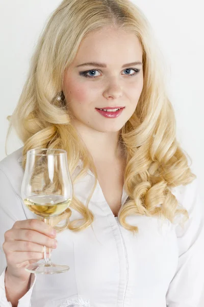 Retrato de mujer joven con una copa de vino blanco —  Fotos de Stock