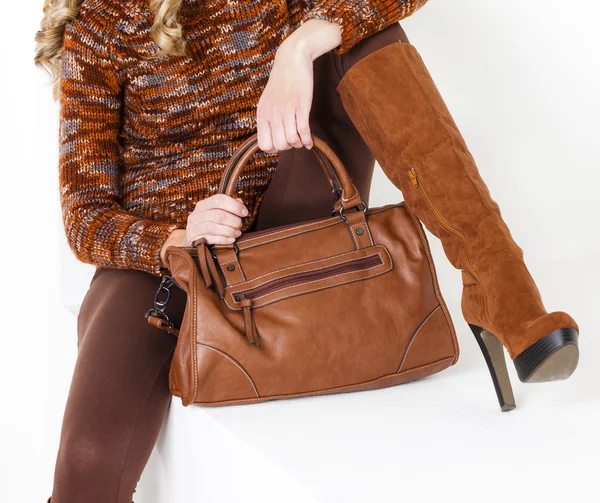 Detalhe da mulher sentada vestindo roupas marrons e botas com um h — Fotografia de Stock