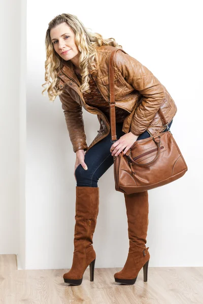 Mujer de pie vistiendo jeans con un bolso — Foto de Stock