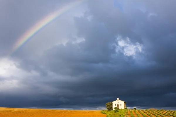 Kapelle mit Lavendelfeld und Regenbogen — Stockfoto