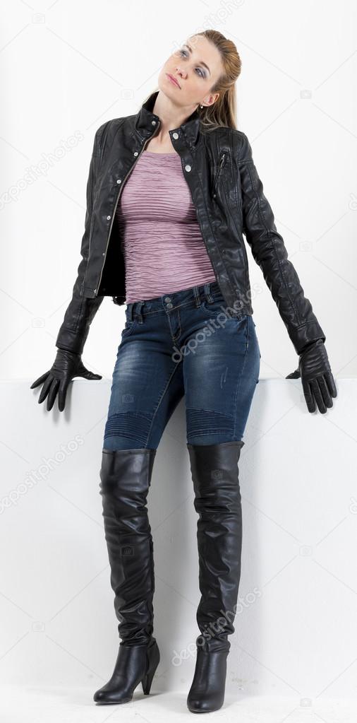 Stehende Frau in Jeans und schwarzen Stiefeln — Stockfoto Stehende Frau in Jeans und schwarzen Stiefeln — Stockfoto