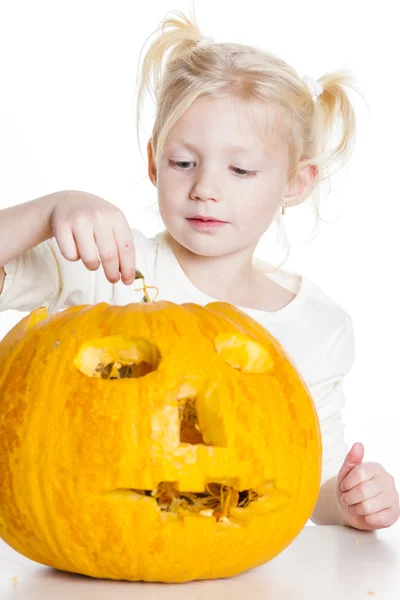 Little girl carving pumpkin for Halloween — Stock Photo, Image