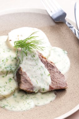 dereotu soslu dana eti