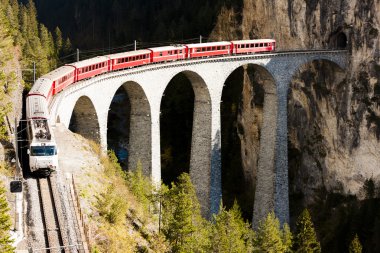 Rhaetian Demiryolu üzerinde tren