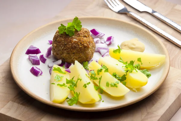 Duitse biefstuk met gekookte aardappelen — Stockfoto