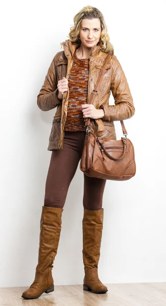 Woman in brown clothes — Stock Photo, Image