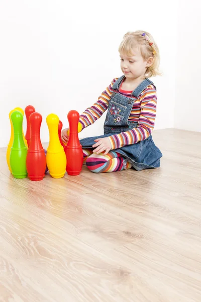 Girl playing with skittles — Stock Photo, Image