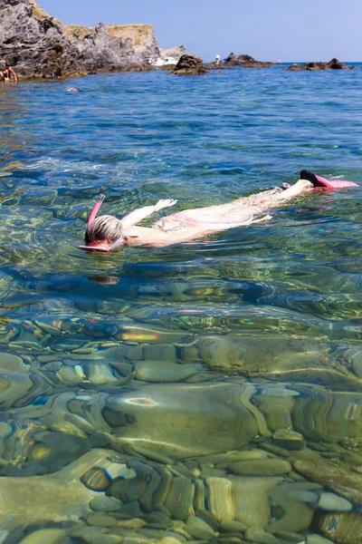 地中海の海でシュノーケ リング — ストック写真