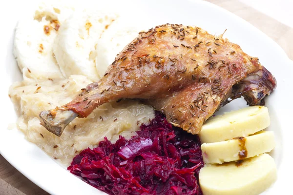 Gebackenes Entenfleisch mit Knödeln und Kraut — Stockfoto