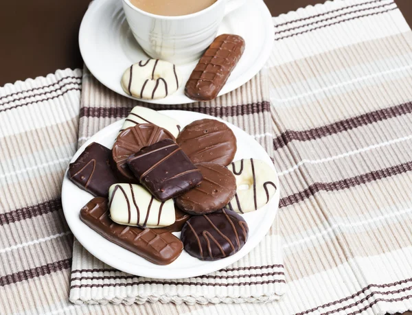 Xícara de café com biscoitos de chocolate — Fotografia de Stock