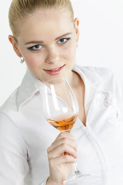 Vrouw met een glas rose wijn — Stockfoto