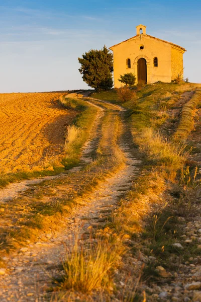 Kapelle mit Lavendelfeld — Stockfoto