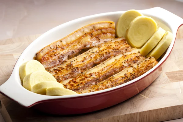 Vientre de cerdo al horno sobre comino con albóndigas de patata — Foto de Stock