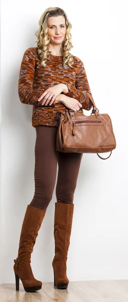 Mujer con ropa marrón — Foto de Stock