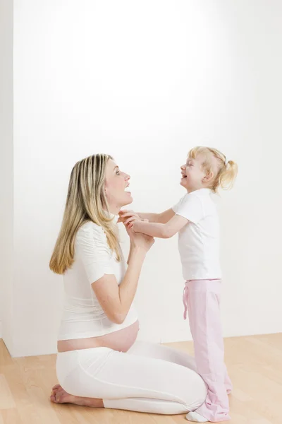 Chica con su madre embarazada — Foto de Stock