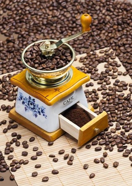 Molino con granos de café —  Fotos de Stock