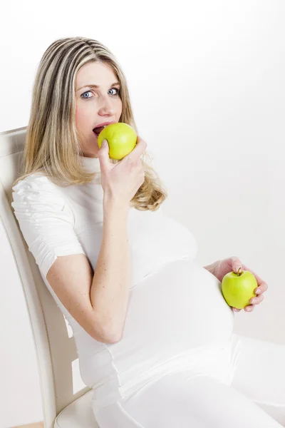 Donna incinta che mangia mela — Foto Stock