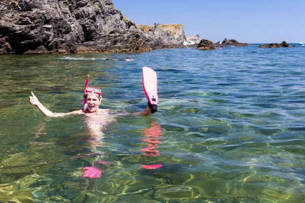 Girl snorkeling in sea — Stock Photo, Image