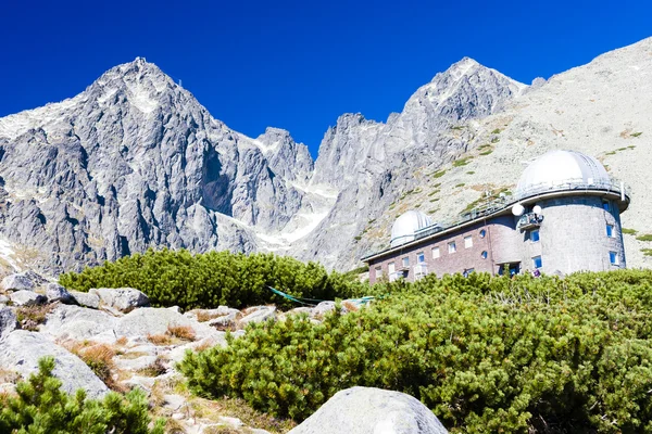 Picco Lomnicky e osservatorio a Rock Tarn (Skalnate pleso), Vys — Foto Stock