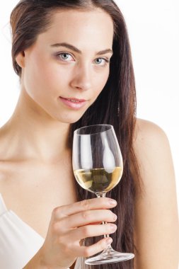 bir kadeh beyaz şarap ile kadın