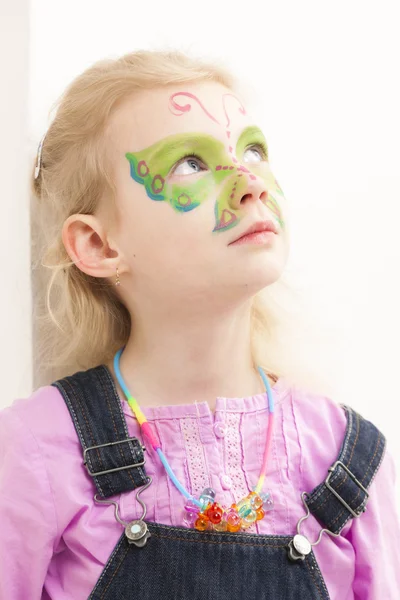 Porträt eines kleinen Mädchens mit Kinderschminken — Stockfoto