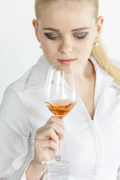 Jonge vrouw met een glas rose wijn — Stockfoto