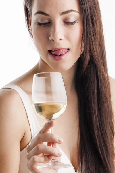 Mladá žena se sklenkou bílého vína — Stock fotografie