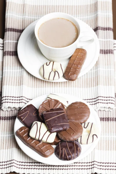 Xícara de café com biscoitos de chocolate — Fotografia de Stock