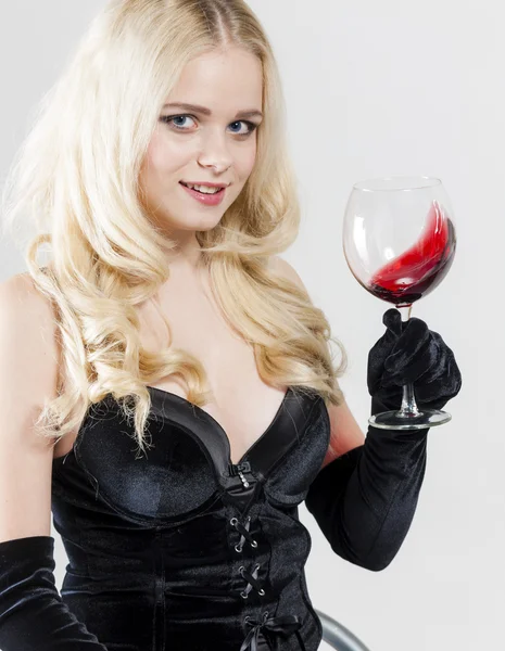 Donna con un bicchiere di vino rosso — Foto Stock