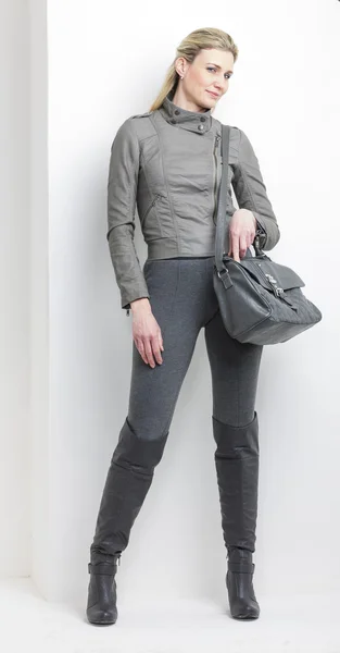 Femme portant des vêtements gris — Photo