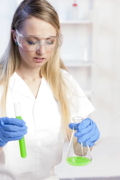 Jonge vrouw bezig met experiment in laboratorium — Stockfoto