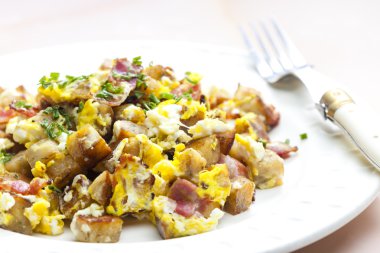 yumurta ve pastırma ile hamur tatlısı