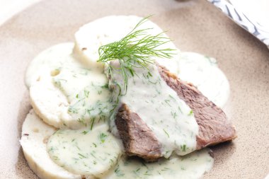 dereotu soslu dana eti