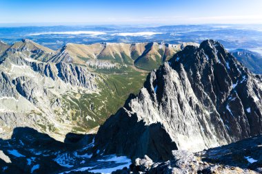 Lomnicky ayında en yüksek, vysoke tatry (yüksek tatras görüntülemek)