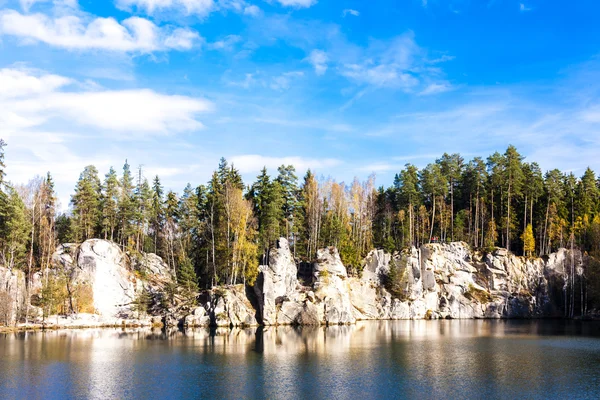 Jezioro piskovna, teplice-skalne miasto adrspach skały — Zdjęcie stockowe