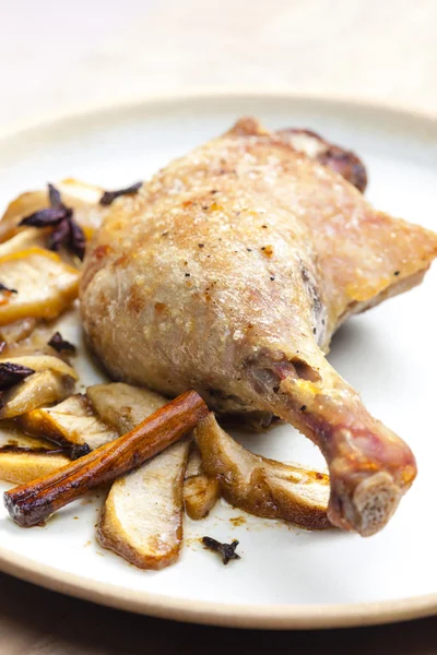 Pato al horno con manzanas —  Fotos de Stock