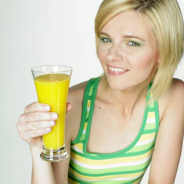 Mulher com um copo de suco — Fotografia de Stock